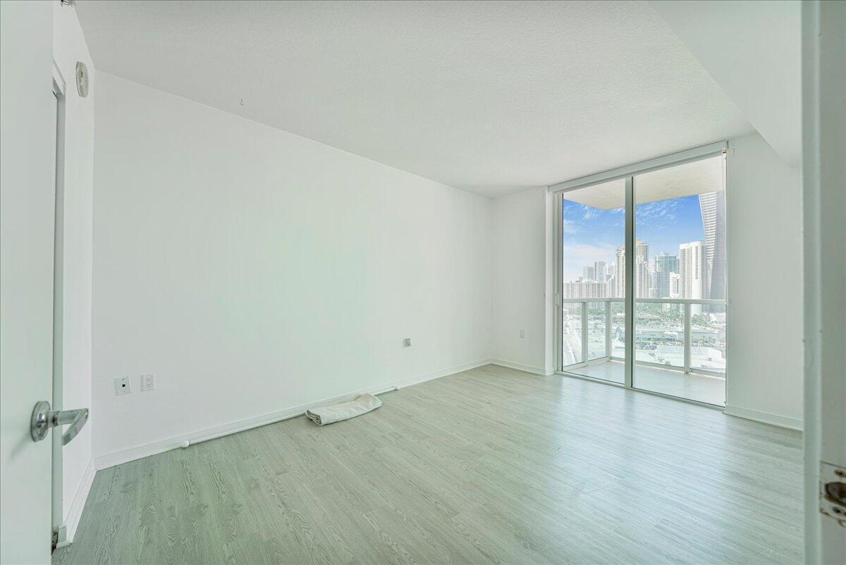 ST TROPEZ ON THE BAY II CONDO - Residential