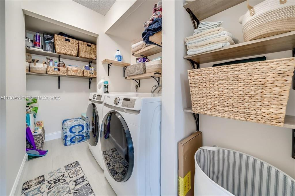 SUNRISE LAKES - Residential