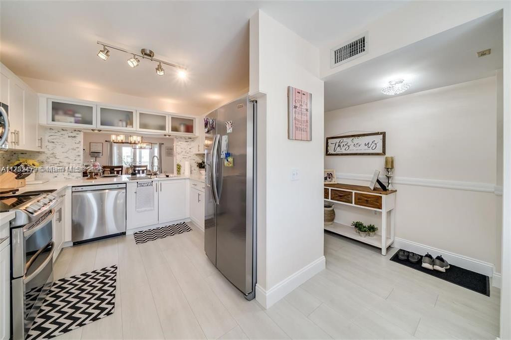 SUNRISE LAKES - Residential