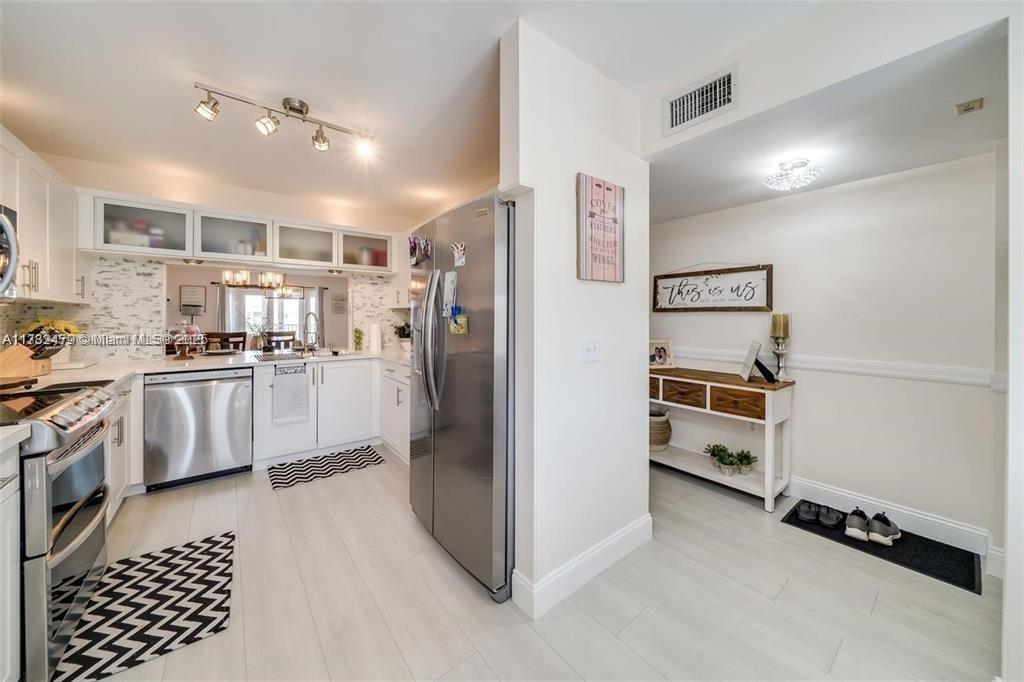 SUNRISE LAKES - Residential