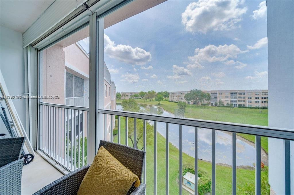 SUNRISE LAKES - Residential