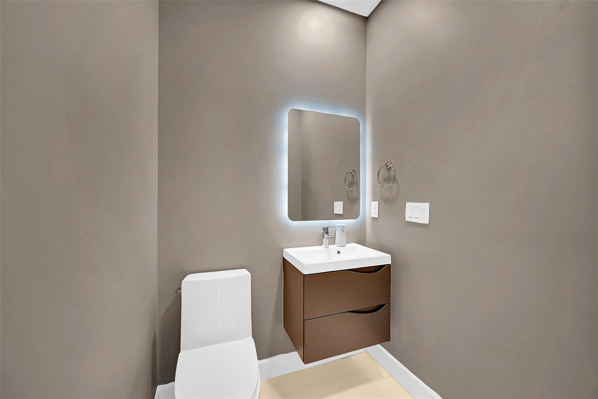 BOCA FALLS PAR J - Residential Lease