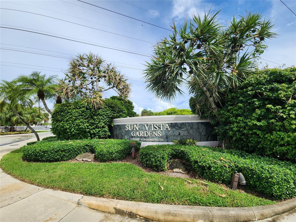 NICE CORNER UNIT 2 BEDROOM, 1 BATH UNIT ON GROUND FLOOR IN GATED COMMUNITY. OPEN KITCHEN TO LIVING AREA, SPLIT BEDROOMS, TILE AND LAMINATE FLOORS, SCREENED-IN PATIO, AND FRESH PAINT. WATER/SEWER INCLUDED IN RENT. FULL SIZE WASHER/DRYER IN UNIT. NO HOA APPROVAL