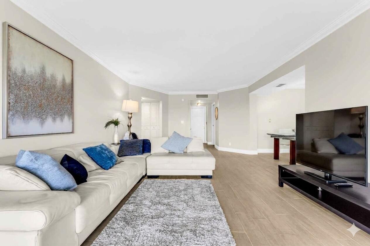 Properties 3836 Via Poinciana 607