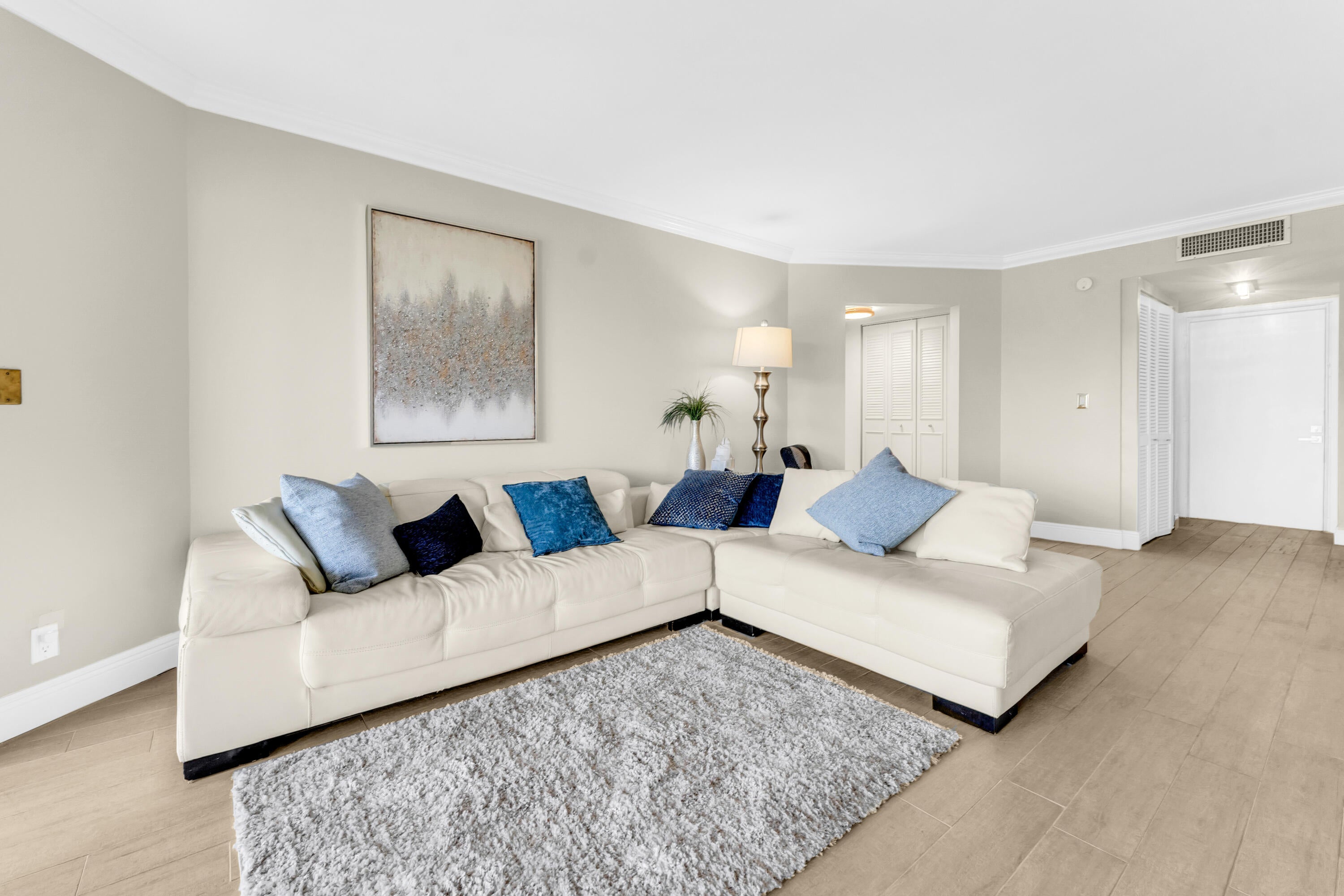 Properties 3836 Via Poinciana 607