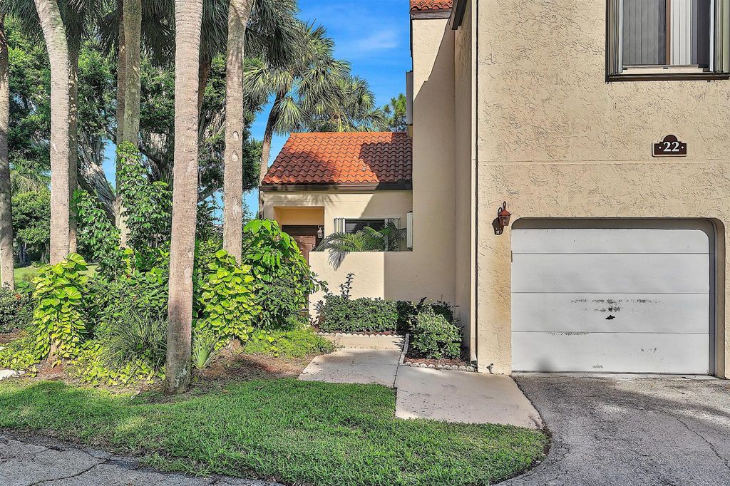 Photo of 22 Via De Casas Sur #101, Boynton Beach, FL 33426 (MLS # R10922146)