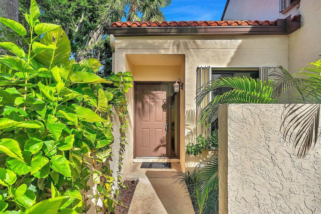 Photo of 22 Via De Casas Sur #101, Boynton Beach, FL 33426 (MLS # R10922146)