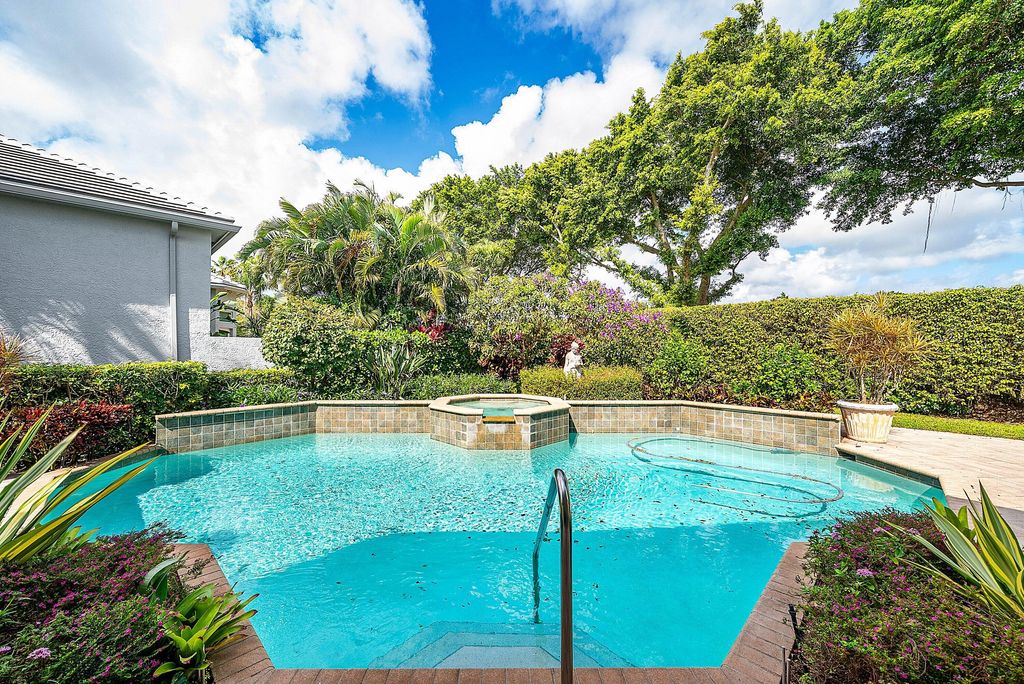 Photo of 114 Vintage Isle Ln, Palm Beach Gardens, FL 33418 (MLS # B26000822)