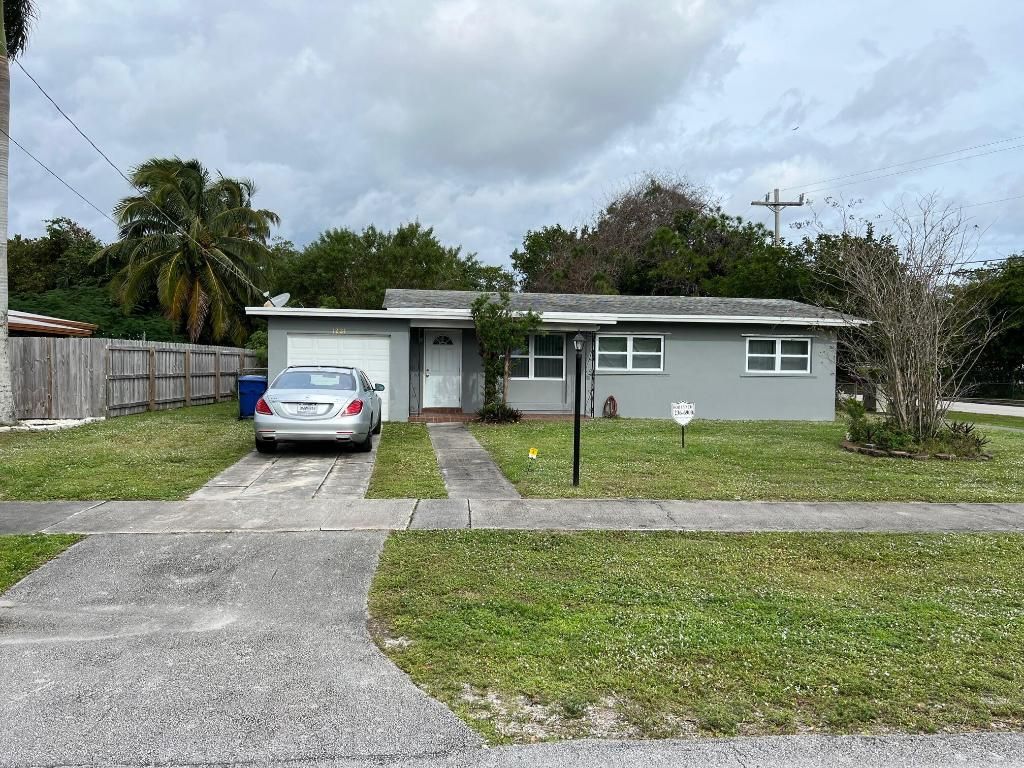 Photo of 1221 Mohawk Street, Jupiter, FL 33458 (MLS # R10945855)