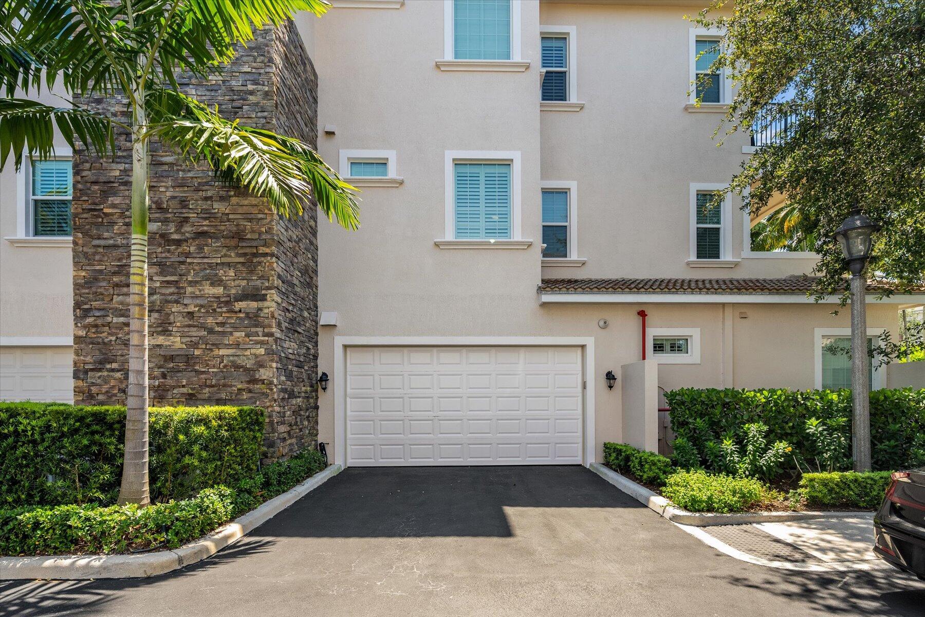 CARRIAGE HOMES AT FRENCHM - Residential