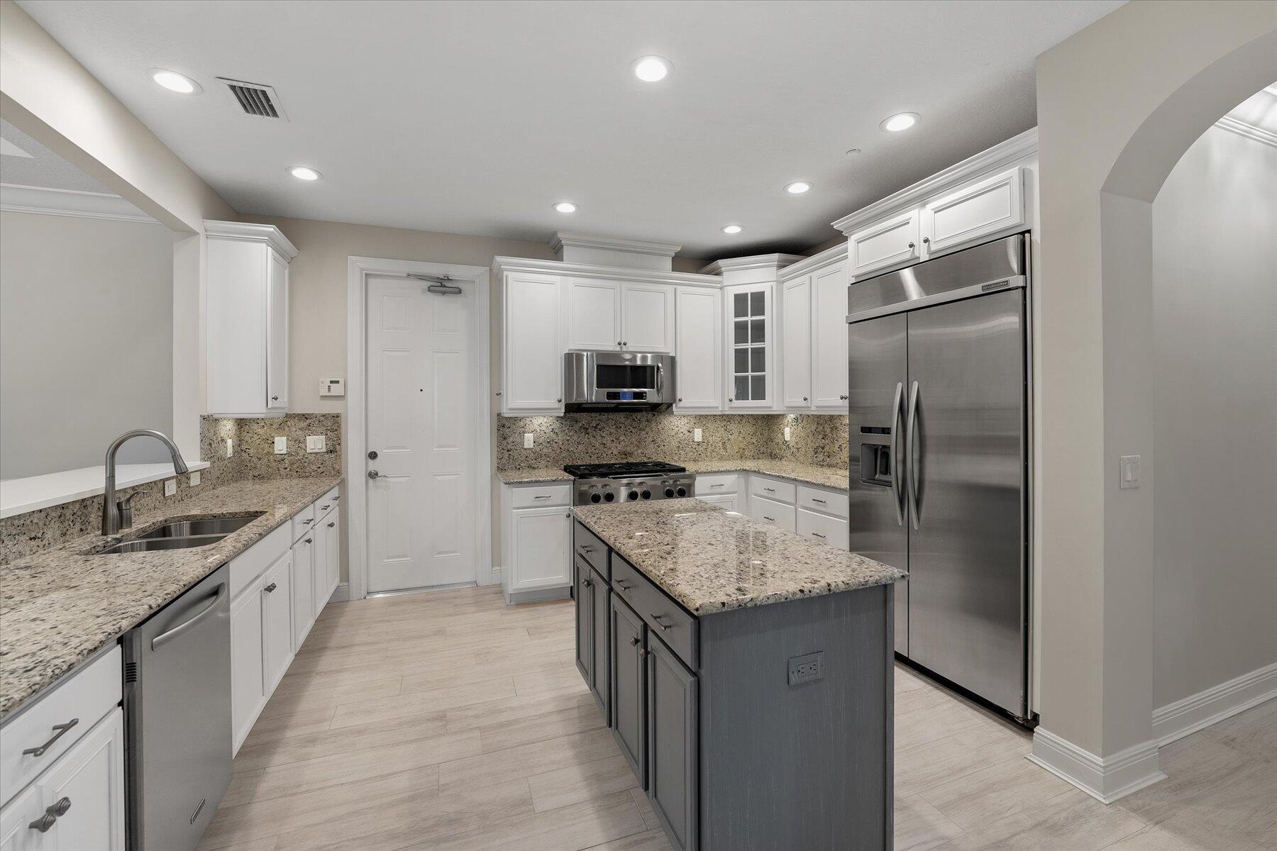 CARRIAGE HOMES AT FRENCHM - Residential