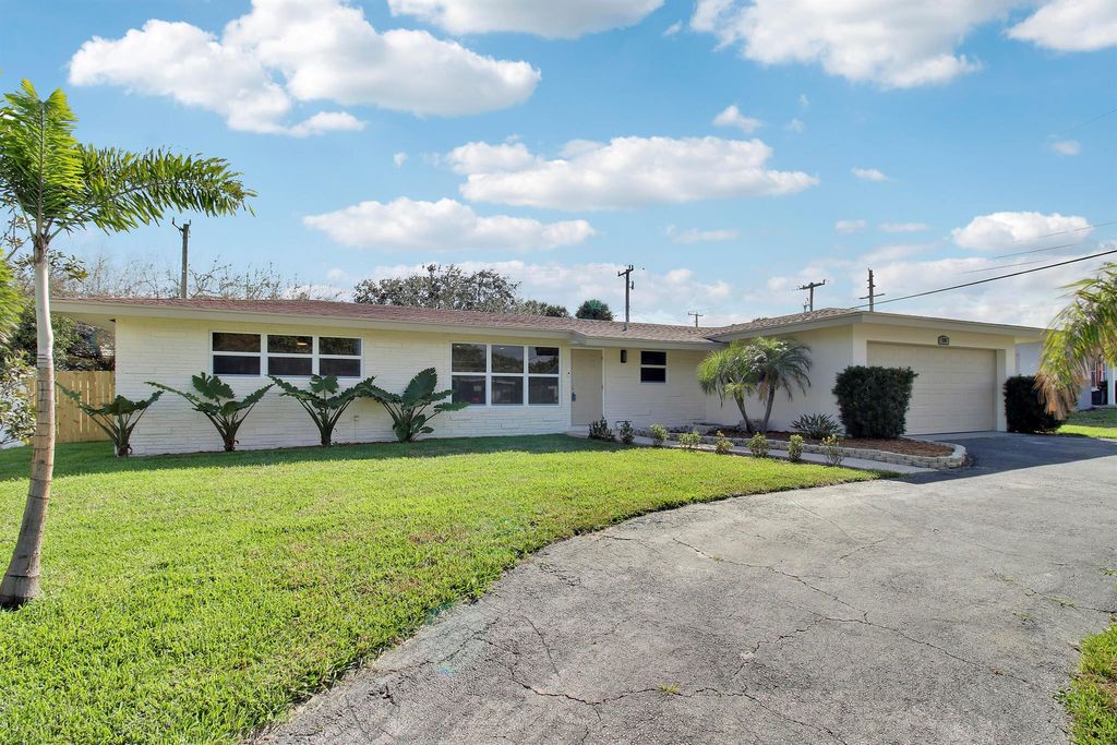 Photo of 334 SW 14 Th Avenue, Boynton Beach, FL 33435 (MLS # R11099645)