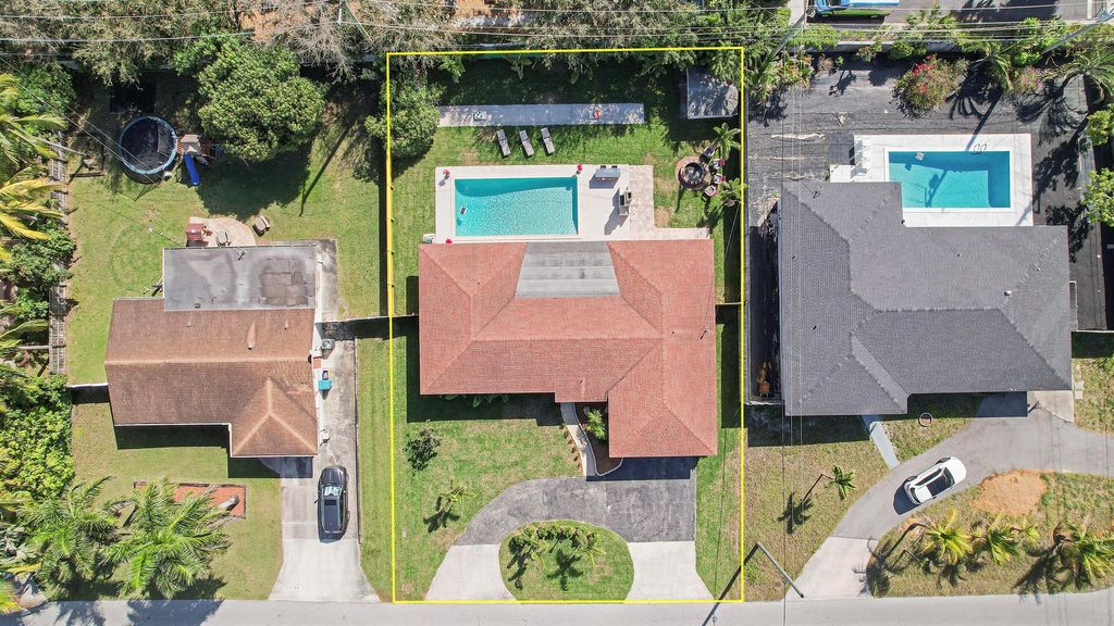 Photo of 334 SW 14 Th Avenue, Boynton Beach, FL 33435 (MLS # R11099645)