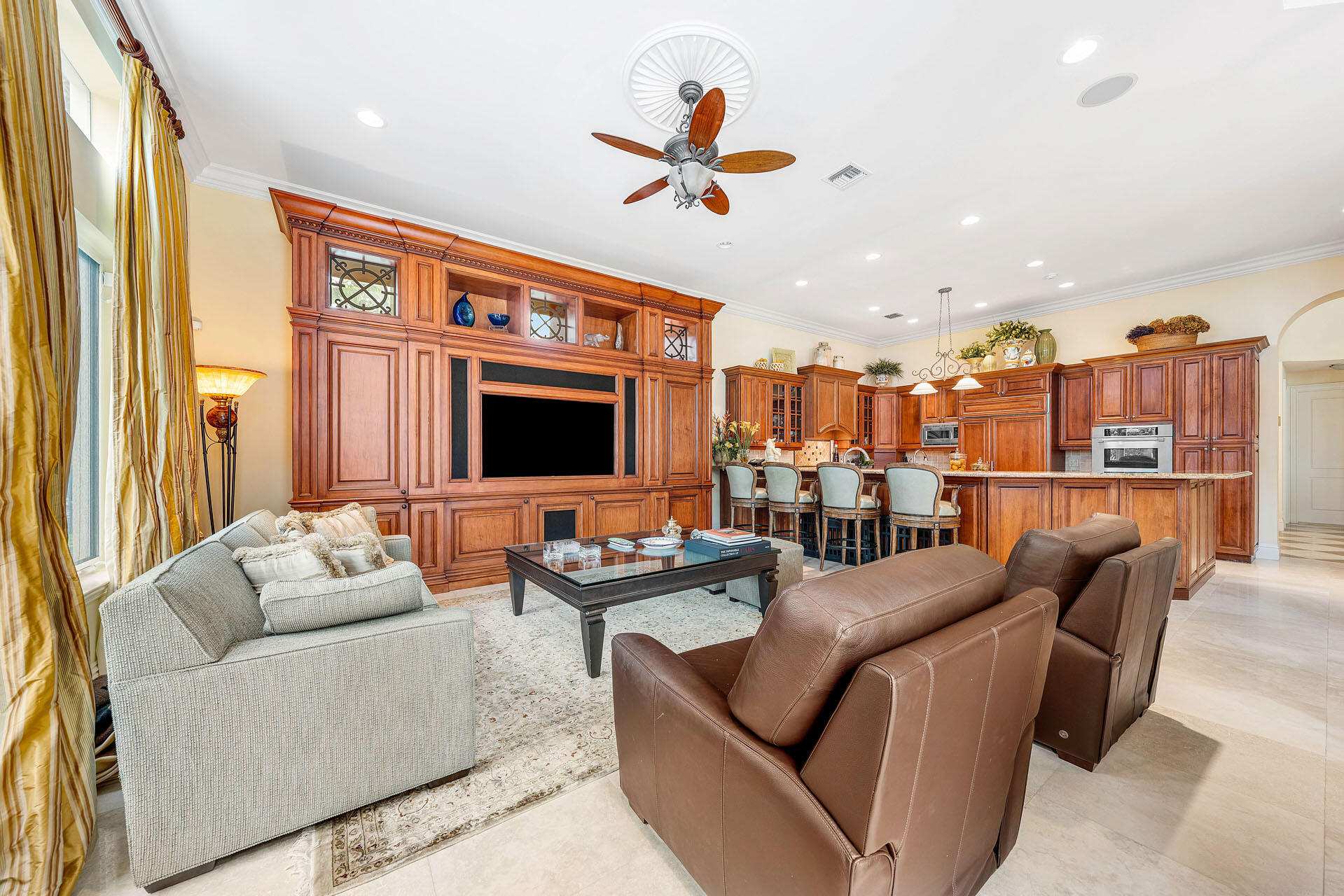 ROYAL PALM YACHT & COUNTRY CLUB - Residential