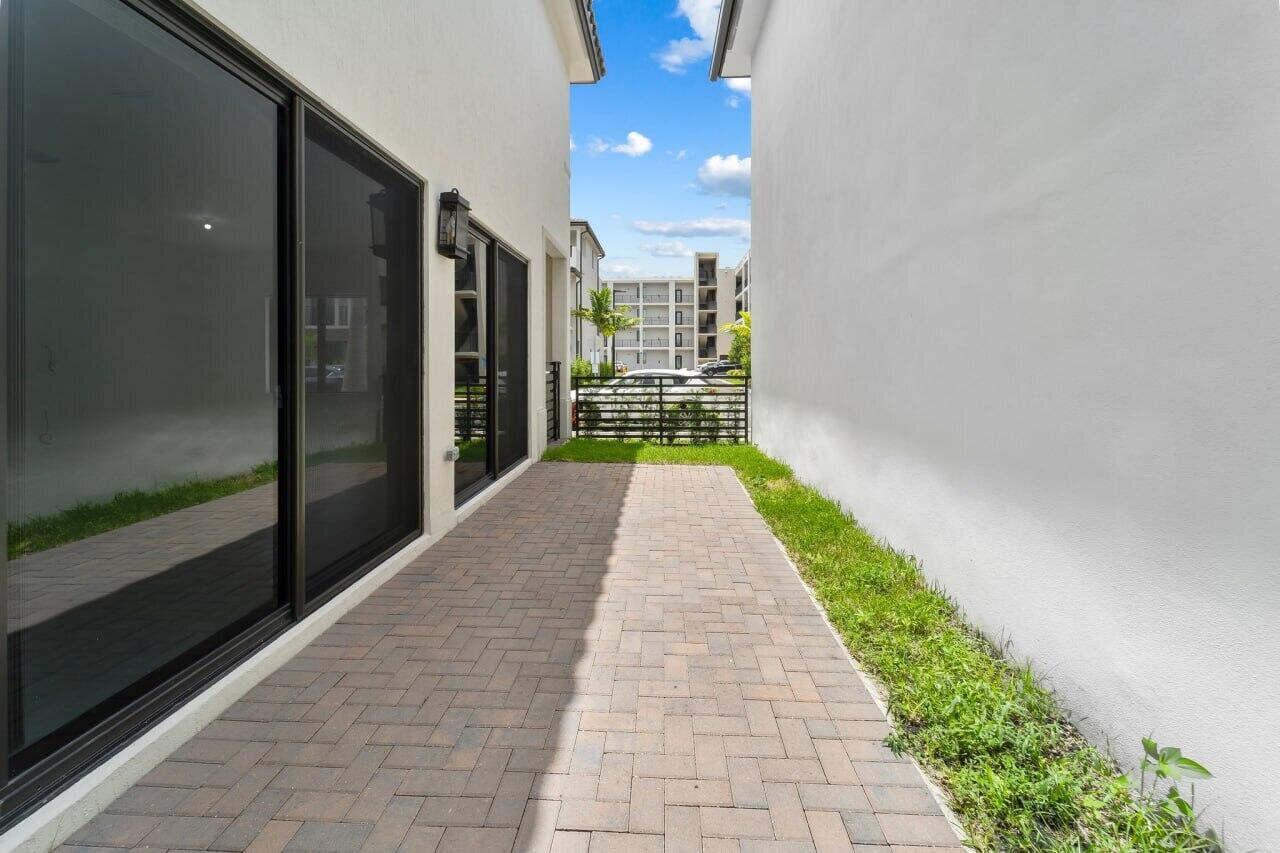 DOWNTOWN DORAL SOUTH PHASE ONE - Residential Lease