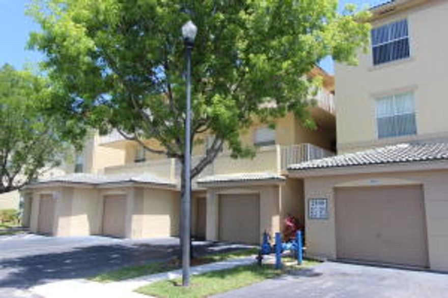 3 bedroom 2 bath condo with 1 car detached garage. Spectacular golf and lake views from the family room, patio and master bedroom. Galley kitchen with granite counters. Some TLC needed but can move in on day one. Arissa Place is a gated community with the following amenities: clubhouse, pool, spa, volleyball court, picnic area and a childrenâ€™s playground. Close to WEF, shopping, schools and the polo grounds. This short sale is being offered with an experienced short sale attorney by responsible owners.