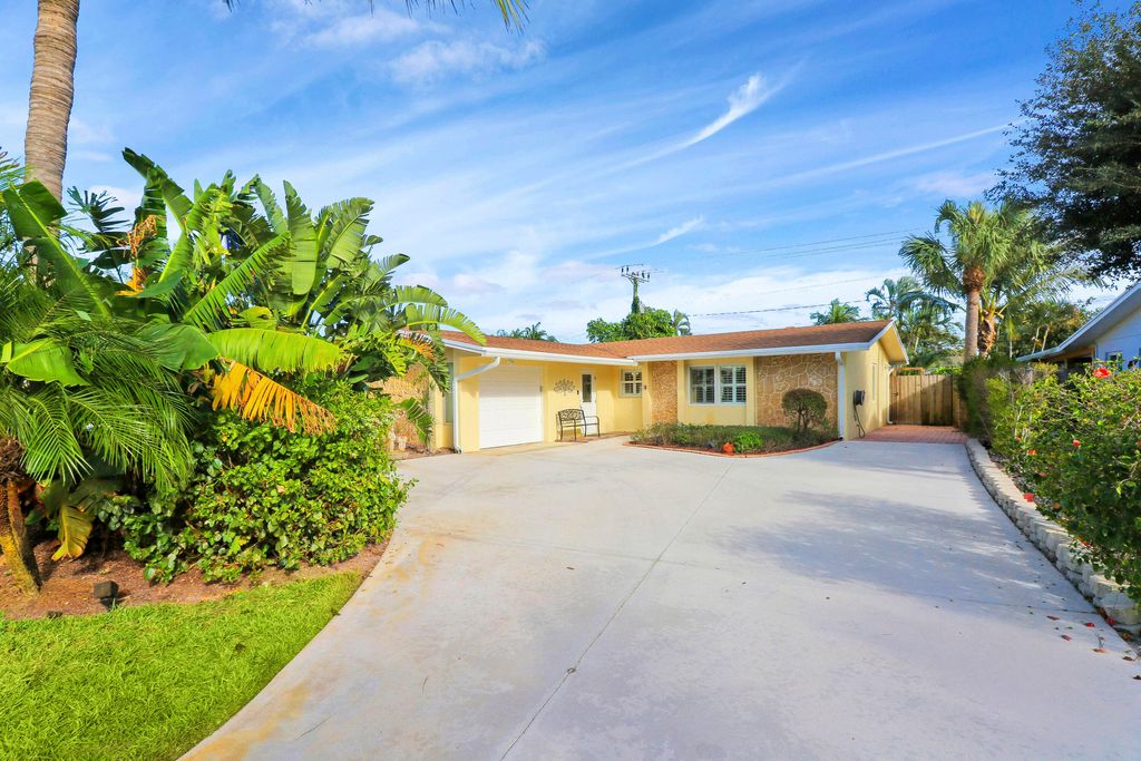 Photo of 356 Garden Boulevard, Palm Beach Gardens, FL 33410 (MLS # R10942023)