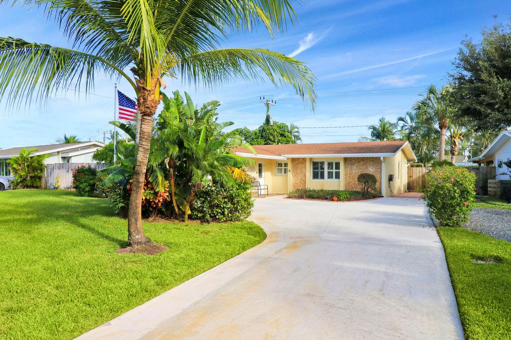 Photo of 356 Garden Boulevard, Palm Beach Gardens, FL 33410 (MLS # R10942023)