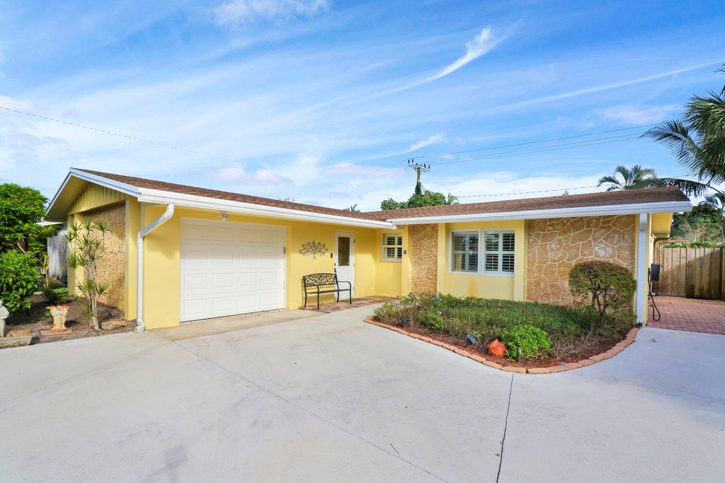 Photo of 356 Garden Boulevard, Palm Beach Gardens, FL 33410 (MLS # R10942023)
