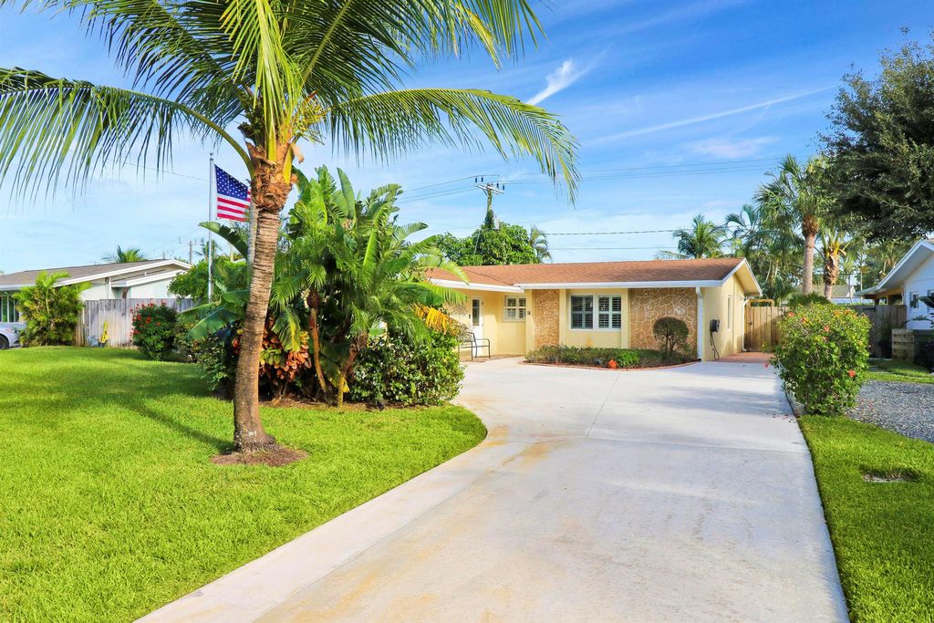 Photo of 356 Garden Boulevard, Palm Beach Gardens, FL 33410 (MLS # R10942023)