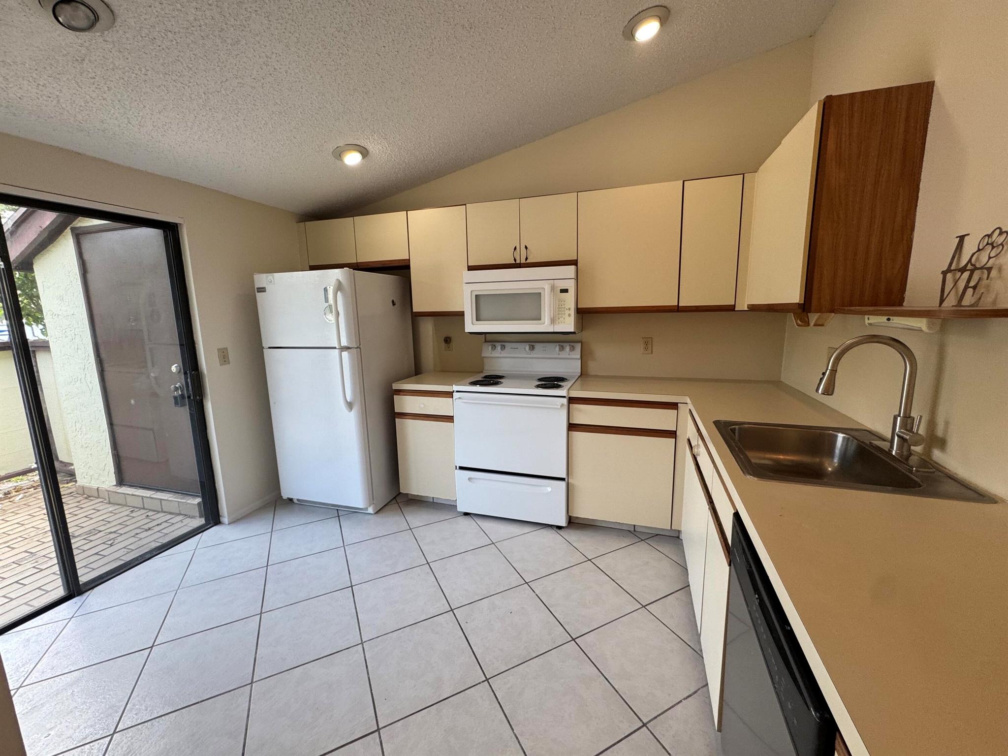 446 Knollwood Court