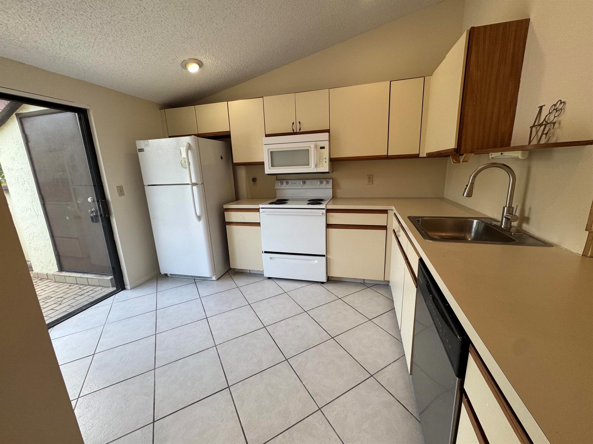 446 Knollwood Court