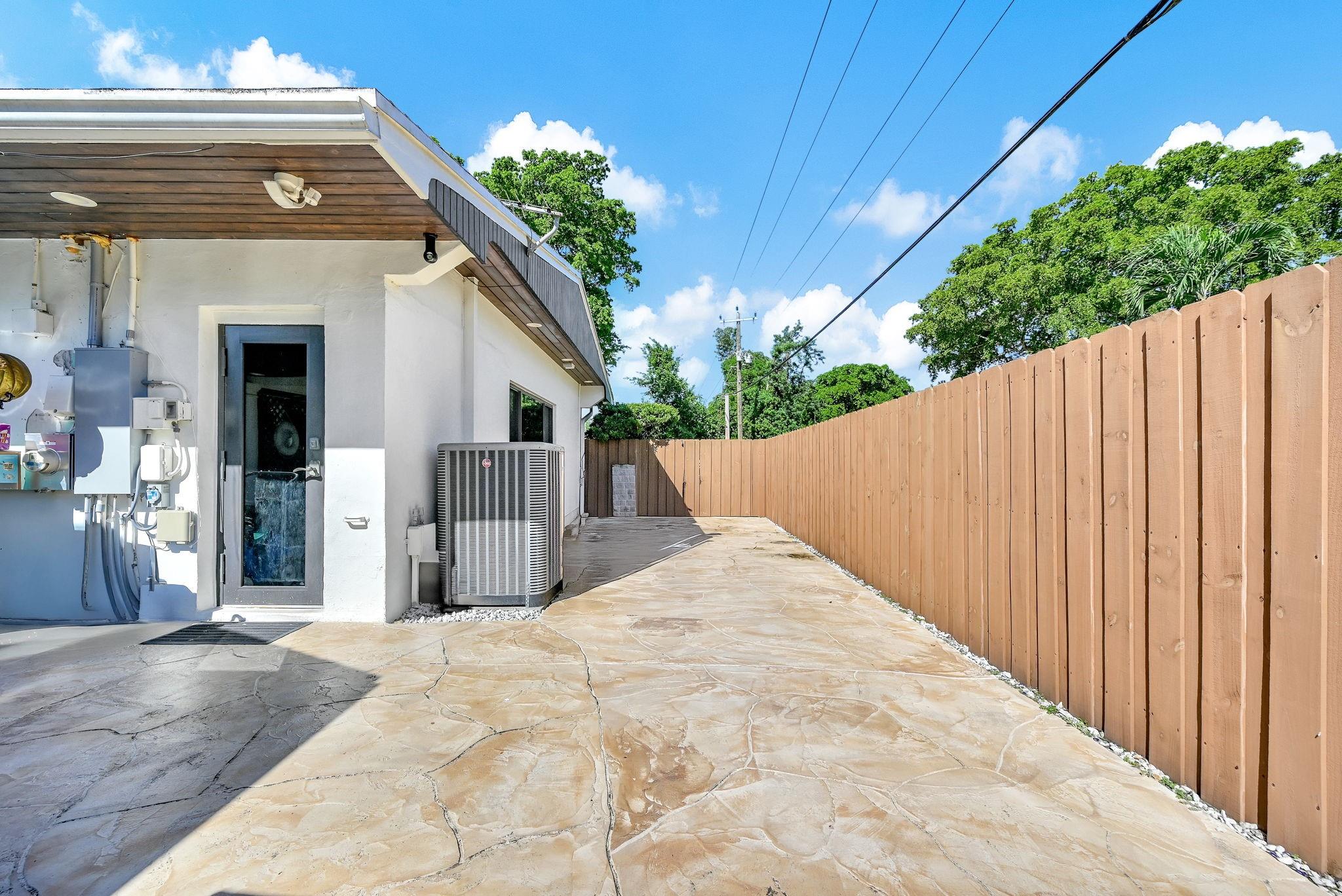 PLANTATION GARDENS 1ST SE - Residential Lease
