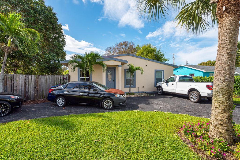 Photo of 124 SW 10th Avenue, Boynton Beach, FL 33435 (MLS # R11161669)