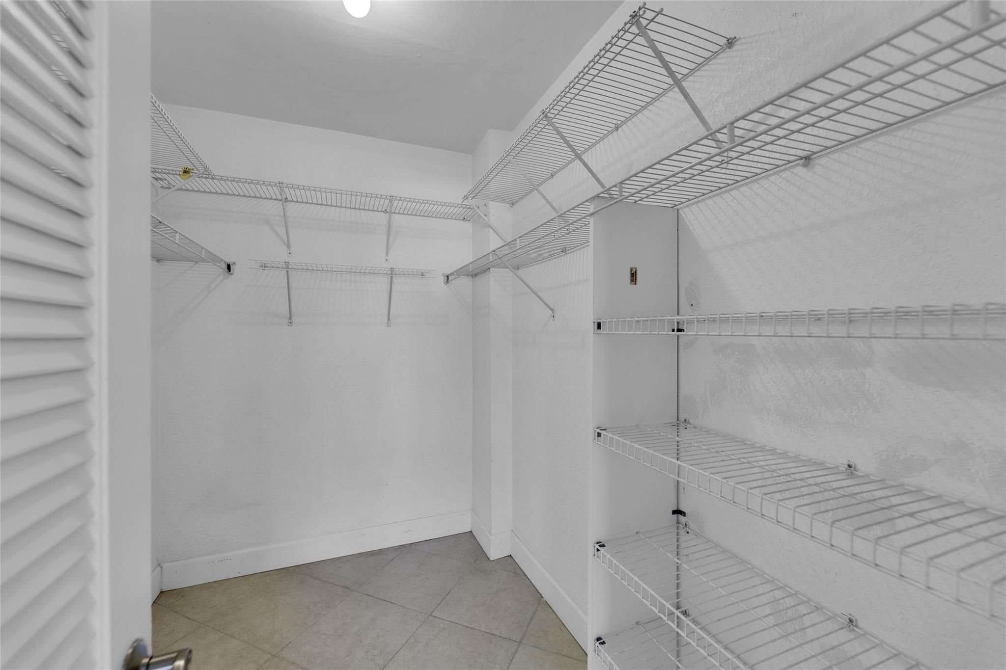 LAUDERDALE TOWER - Residential