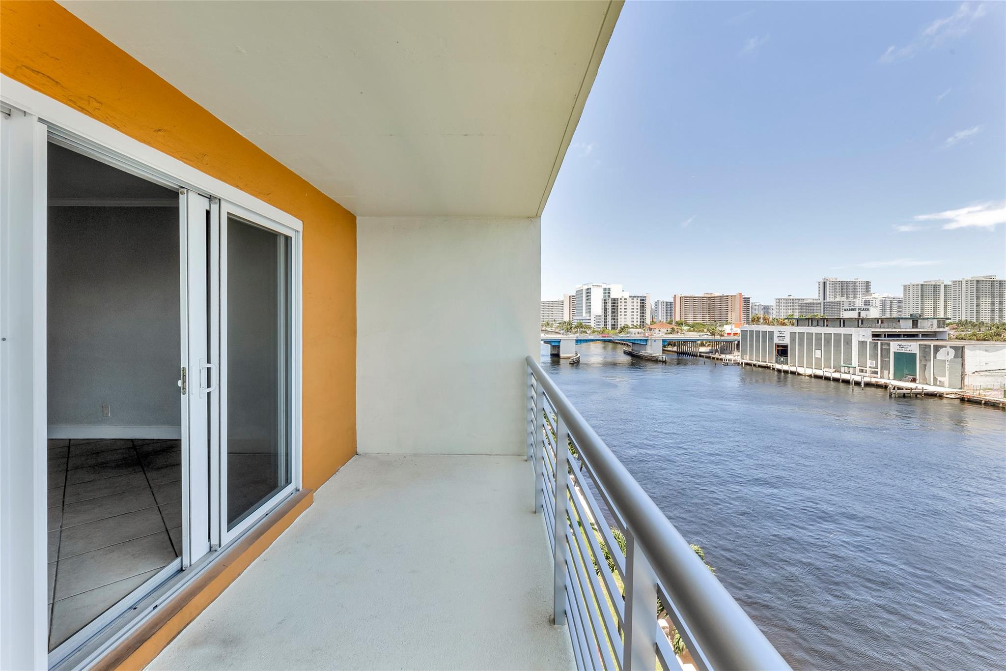 LAUDERDALE TOWER - Residential