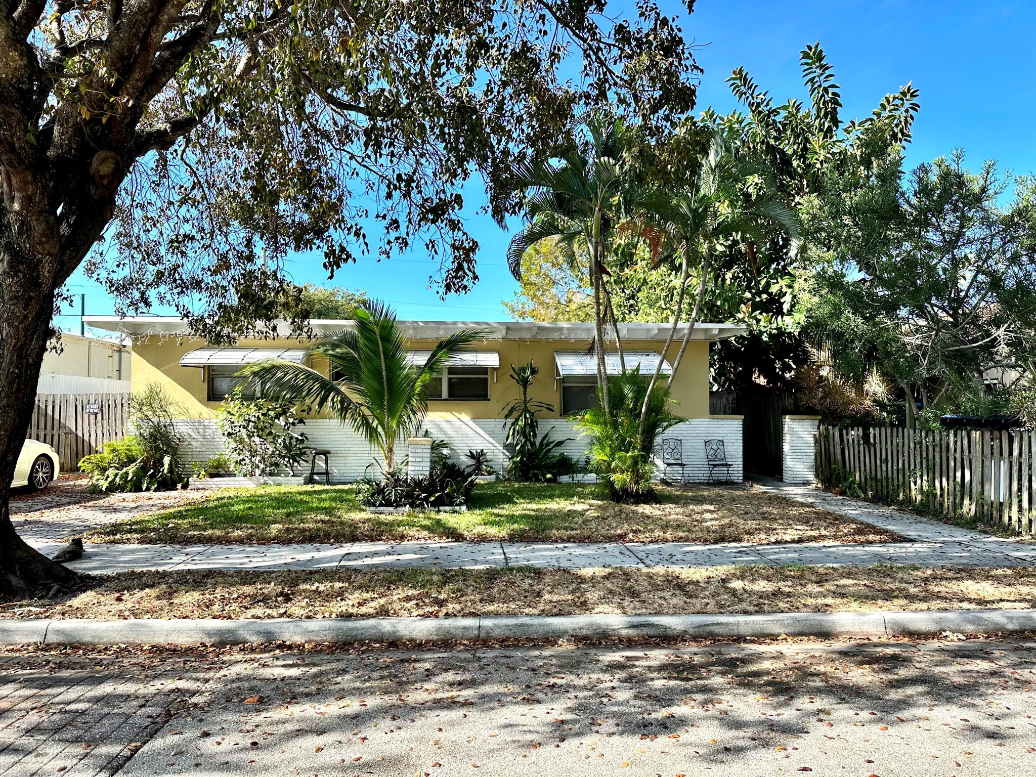 Renovated 2 Bedroom Apartment in Downtown West Palm Beach - Northwood AreaLive steps from the heart of it all! This recently renovated 2 bedroom, 1 bathroom apartment in the desirable Northwood area offers modern updates and a prime location. Featuring fresh finishes, an updated kitchen and bath, and plenty of natural light, this home is both stylish and comfortable.Enjoy being just minutes from beautiful beaches, the vibrant downtown West Palm Beach scene, and the scenic Intracoastal Waterway. Northwood's charming shops, cafes, and galleries are right around the corner, giving you the perfect blend of convenience and coastal lifestyle.📍 Location: Downtown WPB - Northwood area🛏 Bedrooms: 2🛁 Bathrooms: 1✨ Features: Recently renovated, modern fi