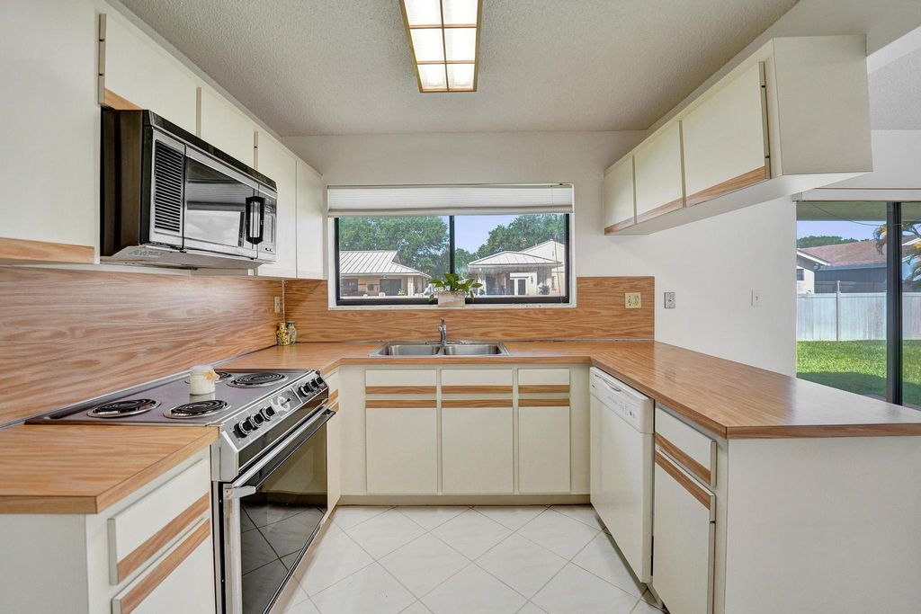 Photo of 5521 SW 114 Avenue, Cooper City, FL 33330 (MLS # B26021917)