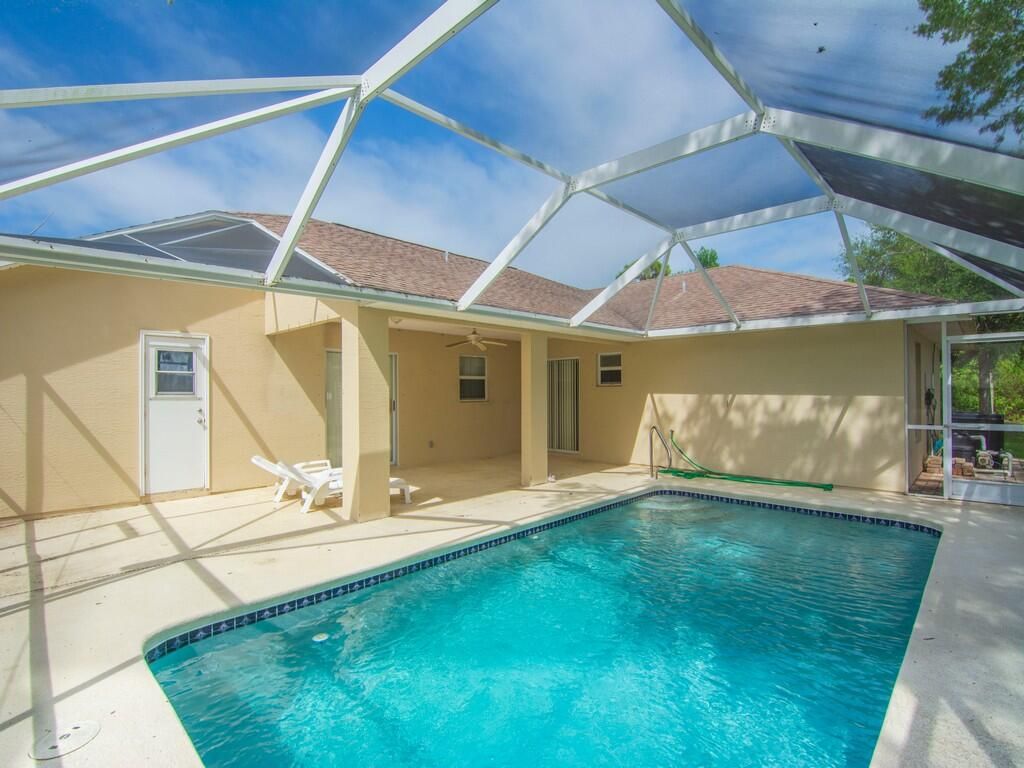 Photo of 962 Montrose Avenue, Sebastian, FL 32958 (MLS # B26015290)