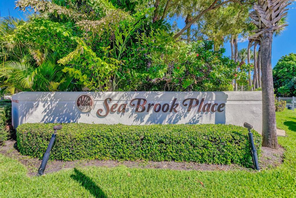 Photo of 246 Seabreeze Circle, Jupiter, FL 33477 (MLS # R10943352)