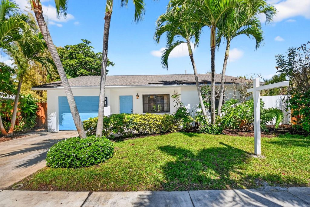 Photo of 212 Dartmouth Dr, Lake Worth Beach, FL 33460 (MLS # B26001112)