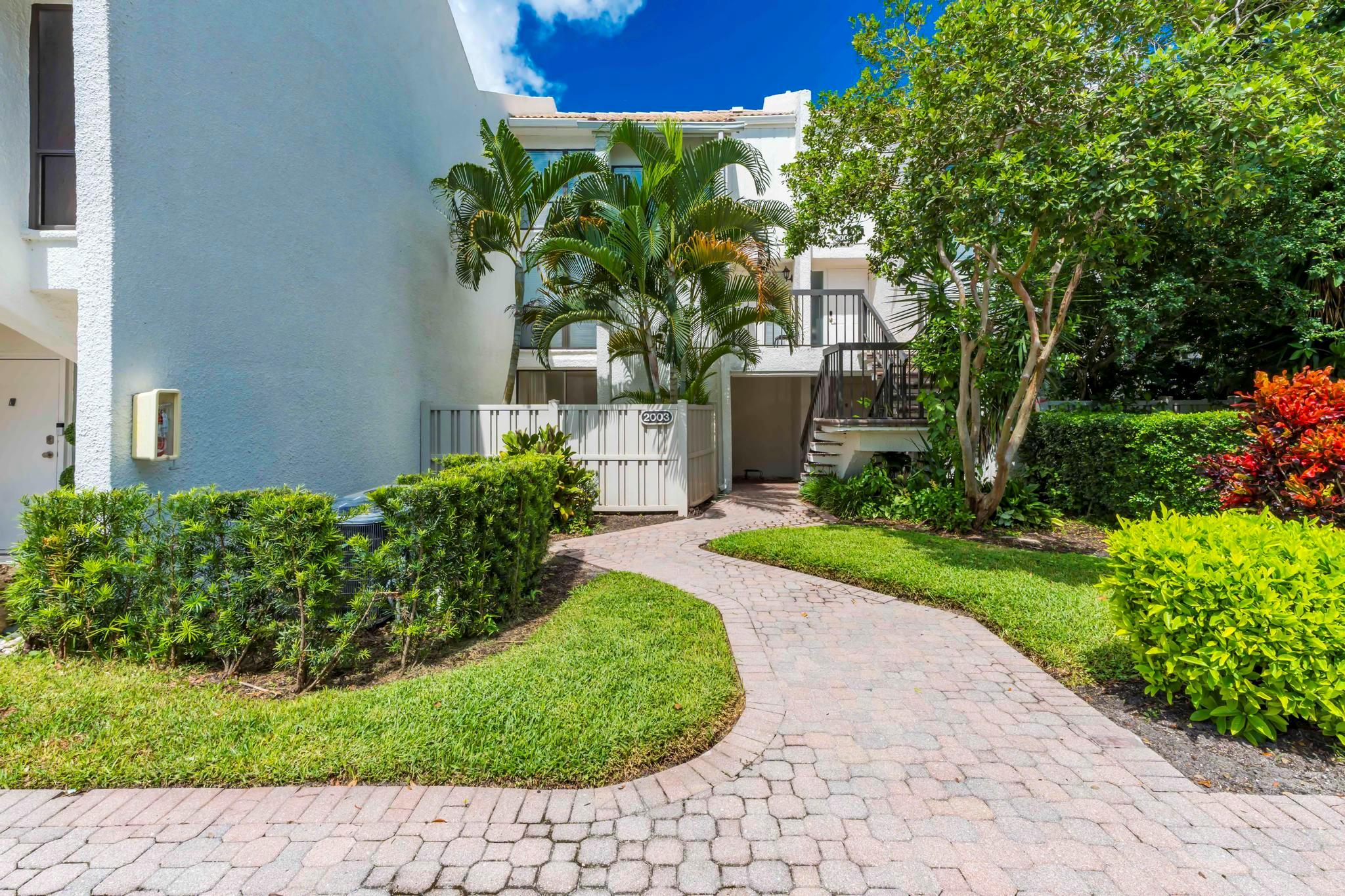 View photos, virtual tours, details... 2003 Bridgewood Drive 2003