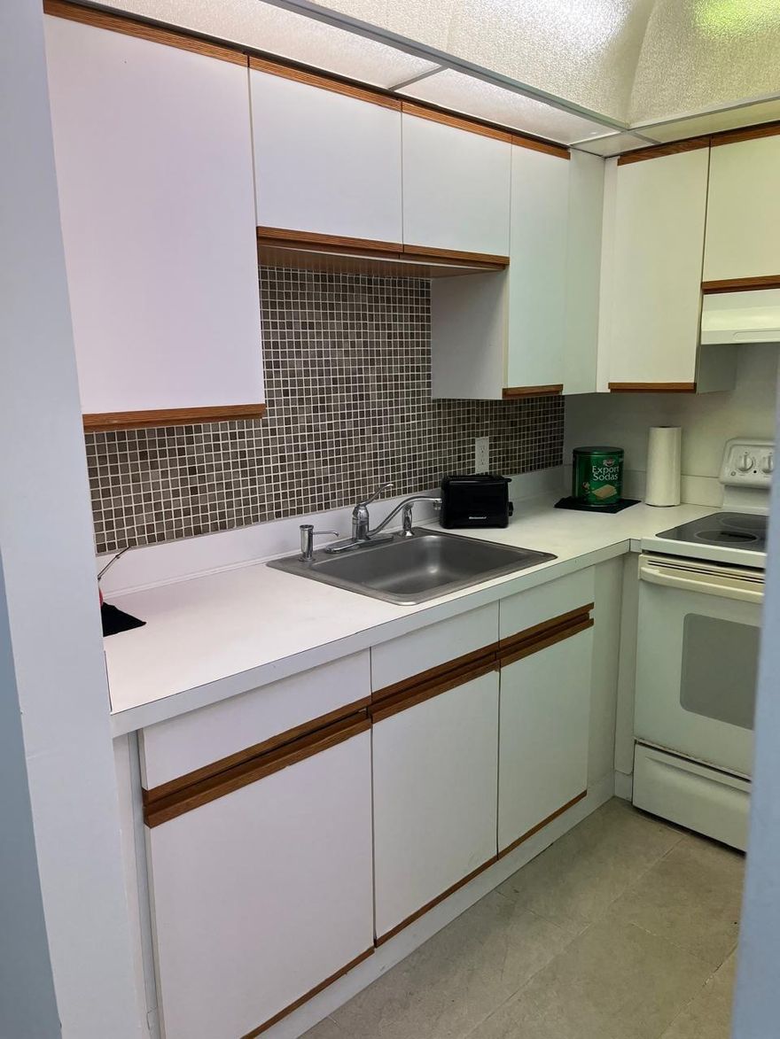 Just for 55 years old + person (Community). 1 bed + 1 bath. Beaujtiful second floor unit. Tile floor throughout. Spacious closet. privaste screened patio with lovely garden view, water service, wife and cable included. Washer and dryer machine at the building. Unit shows beautifully!!. Well white painted, awesome ilumination, great amenities,within walking distance of the place of worship. Clubhouse with a theater, full gym, 17 pools olutdoors and indoors, sauna, fitness center, office, free transportation on anf off site, and much more. Come and take a look, that's your opportunity!!