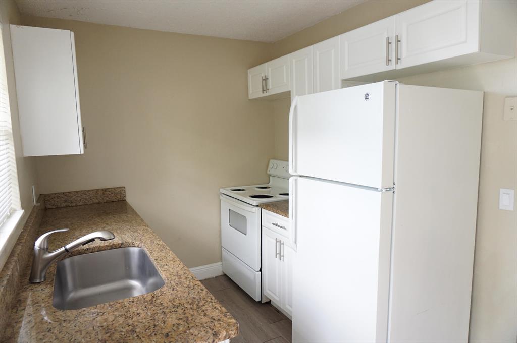 Nice 2 Bed 1 Bath, New Paint, ready for new Tenant.