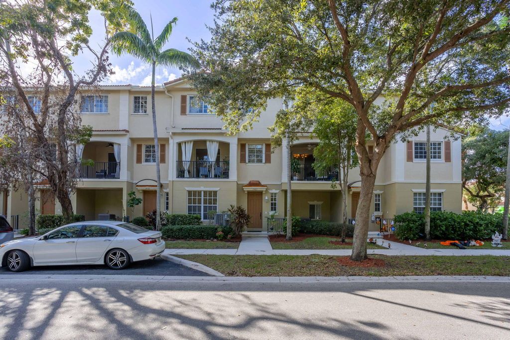 Photo of 1422 E Wickham Circle #1422, Delray Beach, FL 33445 (MLS # R11035567)