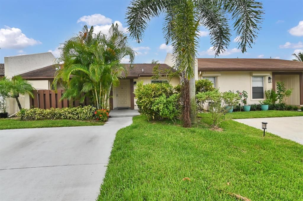 Photo of 18 Chelsea Lane Ln, Boynton Beach, FL 33426 (MLS # R10827270)