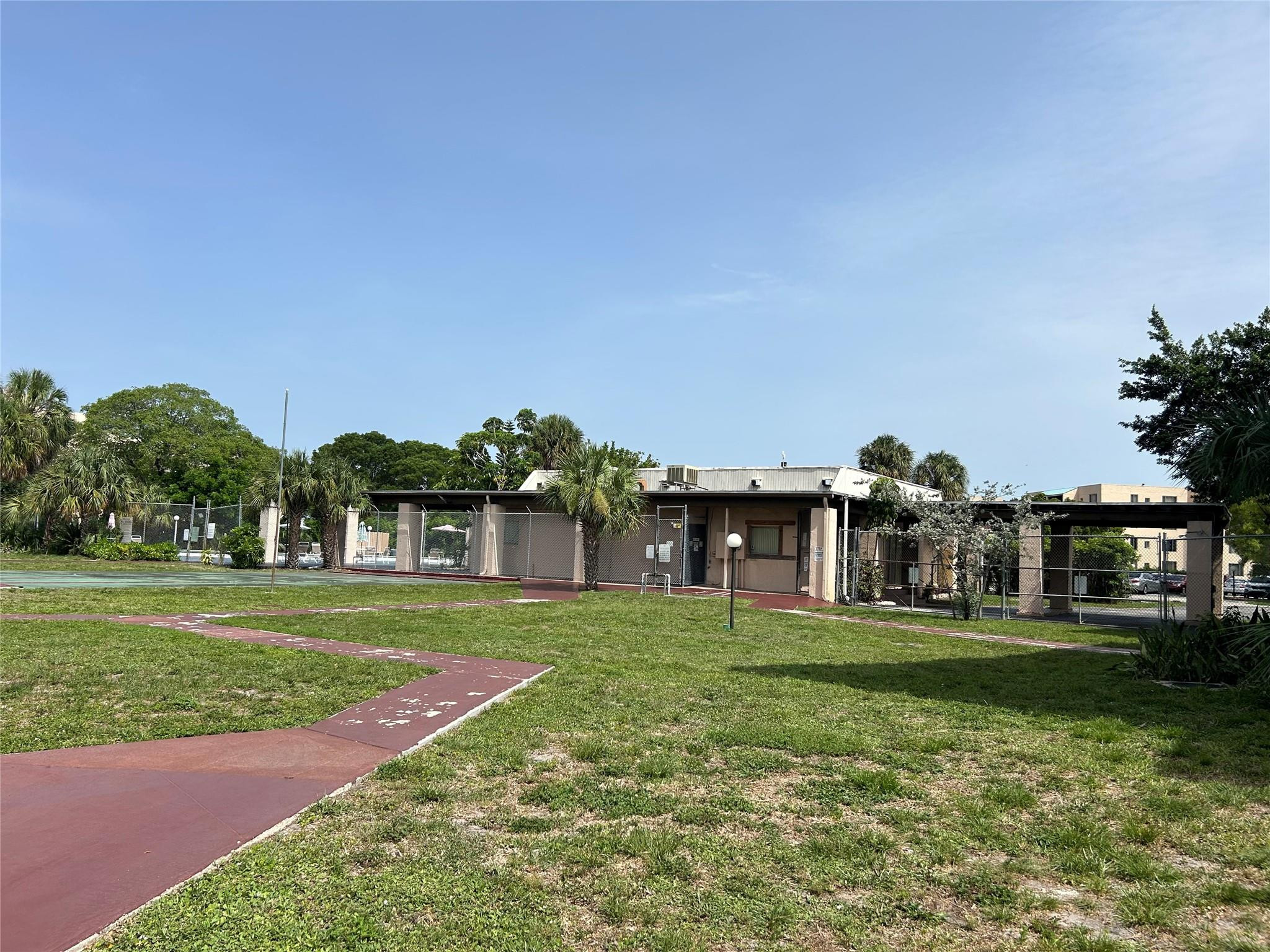 SOMERSET AT LAUDERDALE LAKES - Residential