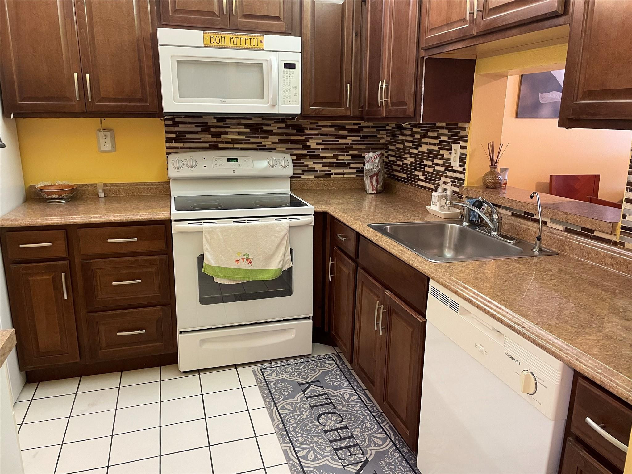 SOMERSET AT LAUDERDALE LAKES - Residential