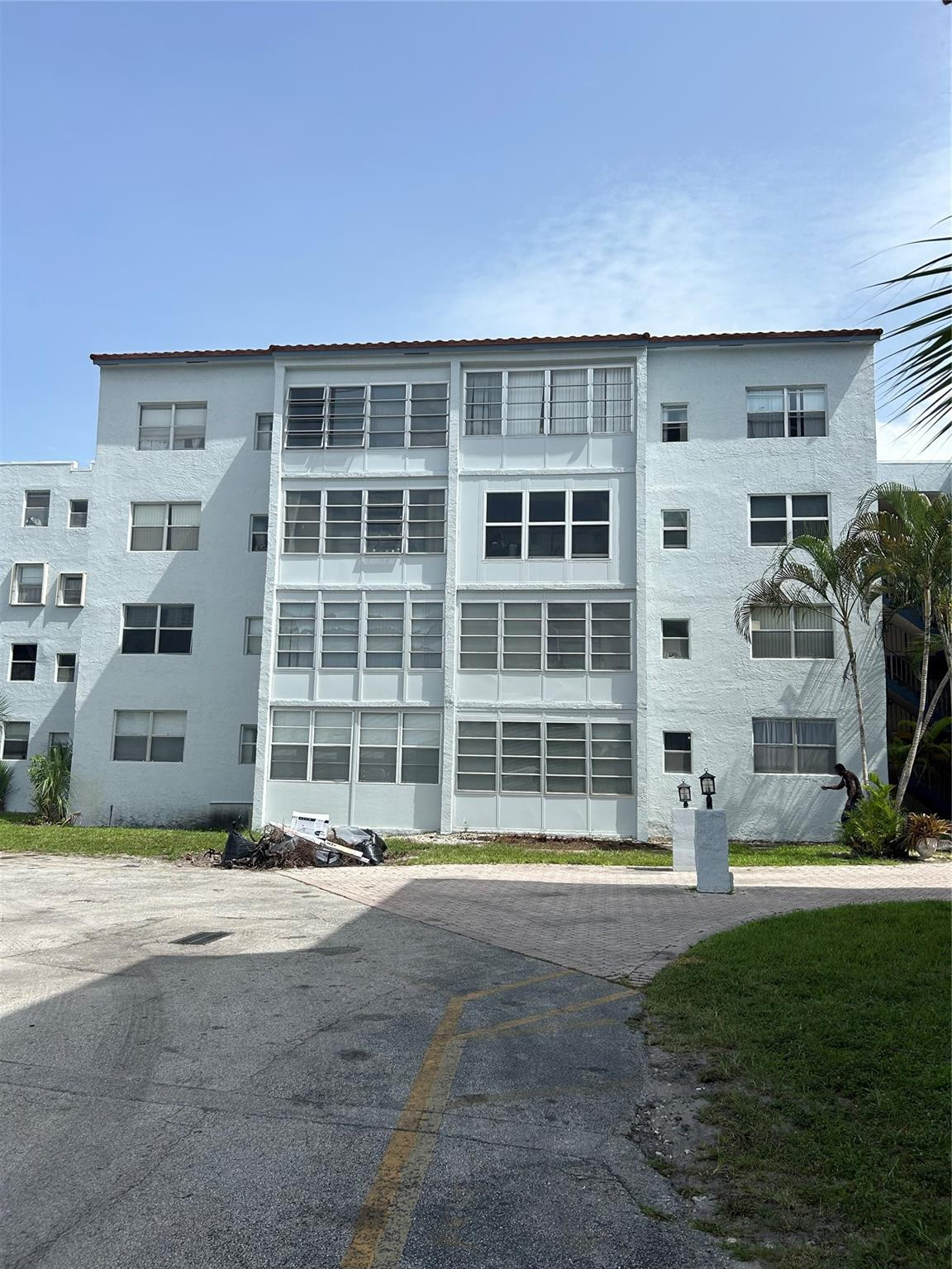 SOMERSET AT LAUDERDALE LAKES - Residential