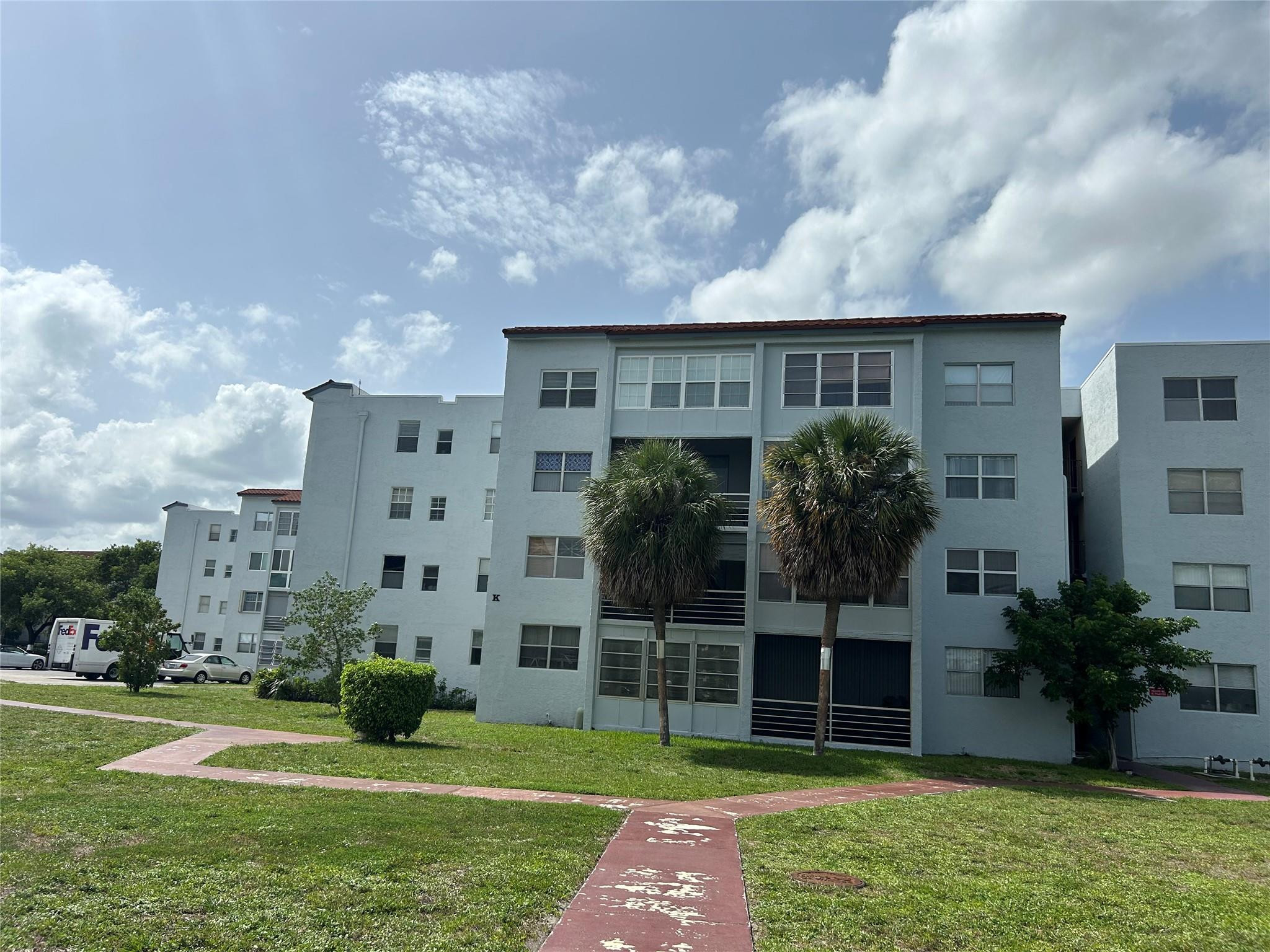 SOMERSET AT LAUDERDALE LAKES - Residential