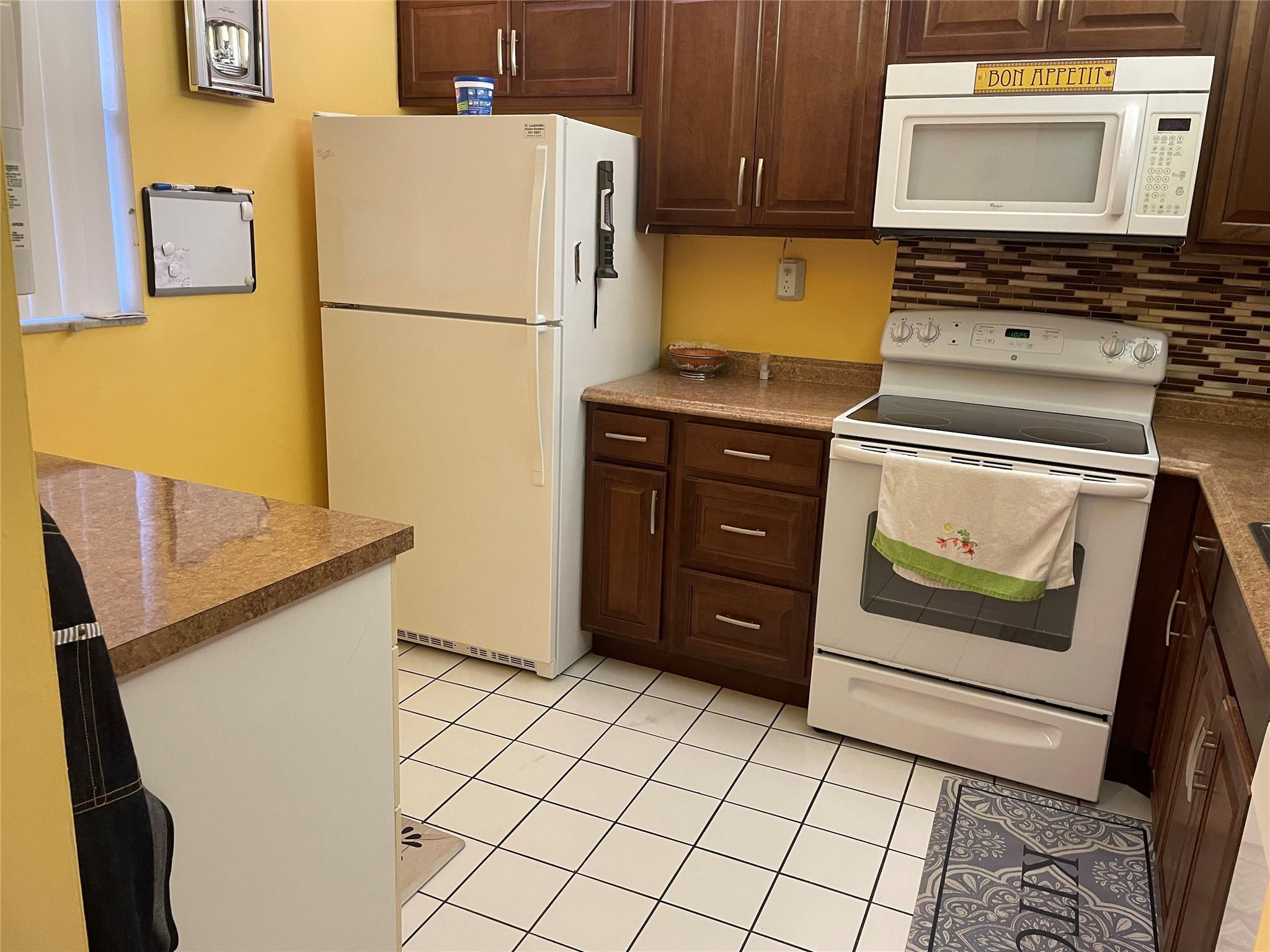 SOMERSET AT LAUDERDALE LAKES - Residential