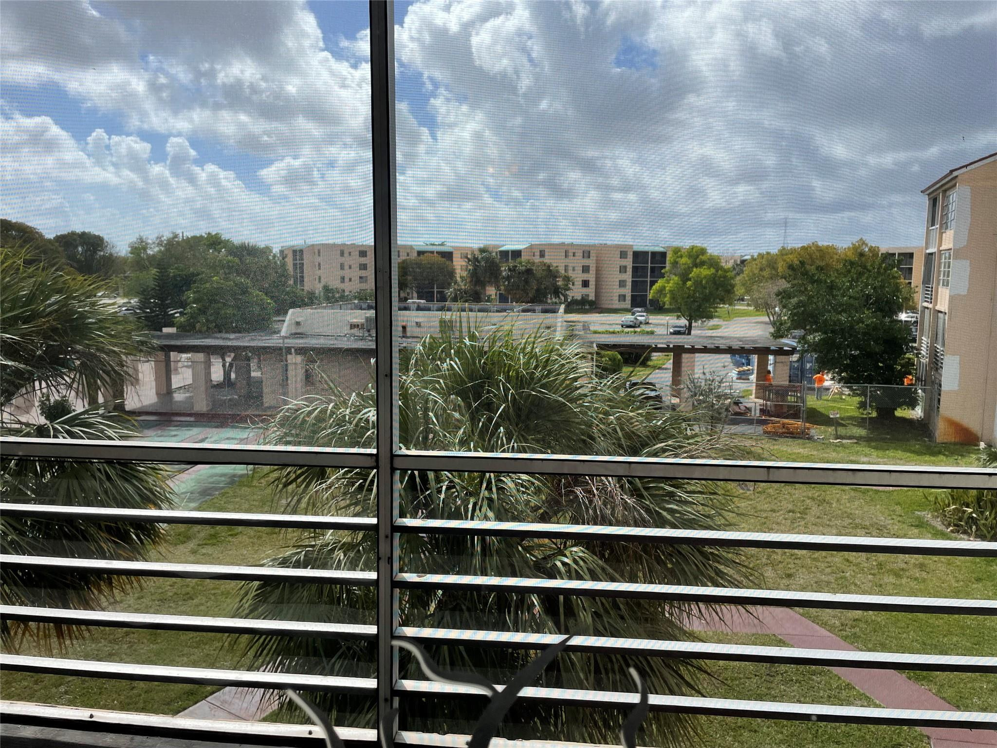 SOMERSET AT LAUDERDALE LAKES - Residential