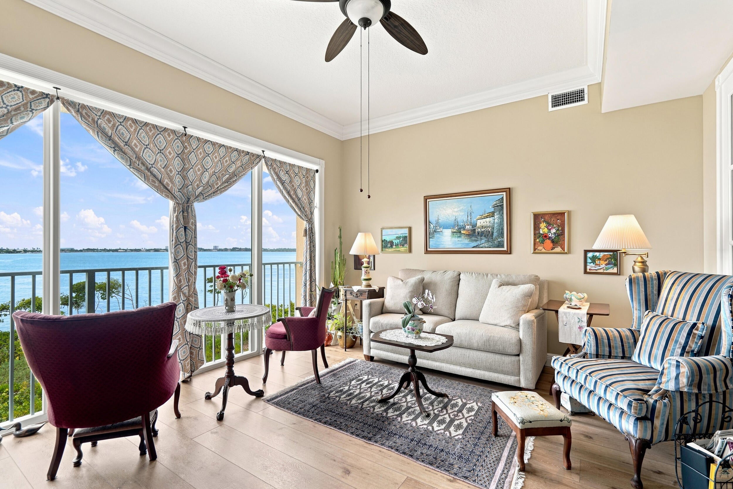 21 HARBOUR ISLE Drive W 302