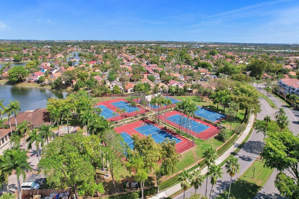 THE MOORS TOWNHOUSES - Residential