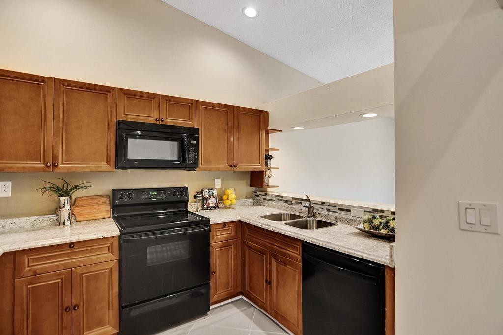 THE MOORS TOWNHOUSES - Residential