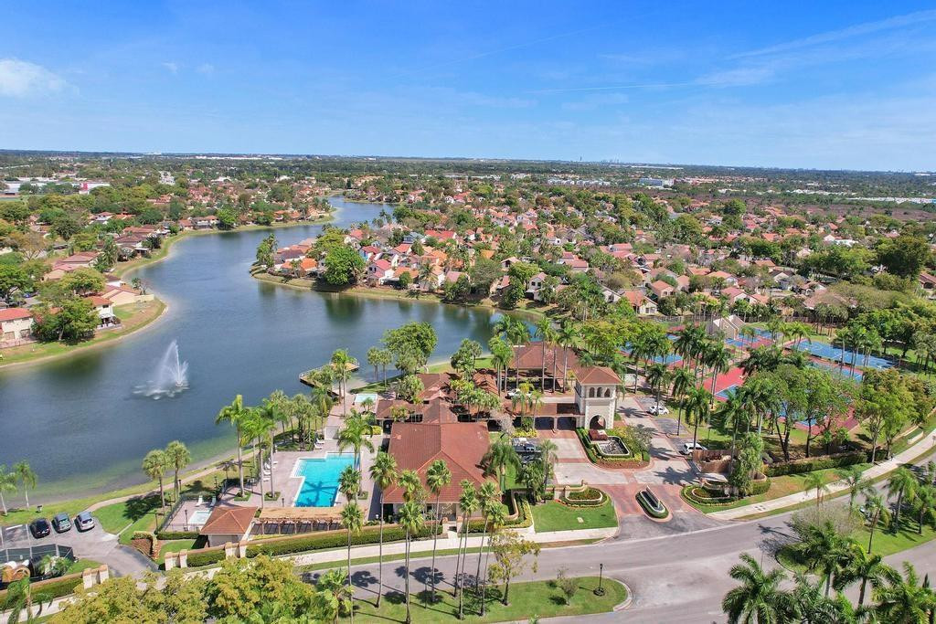 THE MOORS TOWNHOUSES - Residential